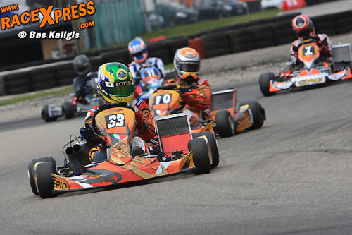 KZ2; Max Verstappen vlak na de start in de sandwich bij twee dames; Beitske Visser en Giovanna Boontjes